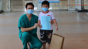 Bé trai 5 tuổi được chữa khỏi COVID-19, xuất viện về nhà