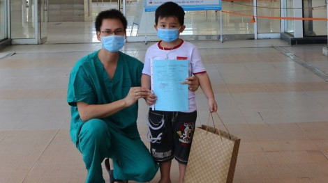 Bé trai 5 tuổi được chữa khỏi COVID-19, xuất viện về nhà