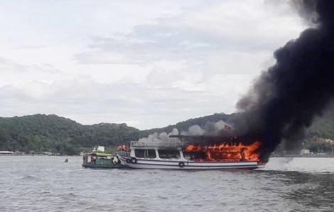 Cháy tàu du lịch giữa biển, 25 người may mắn thoát chết