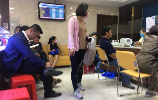 Giá vàng rớt mạnh, người mua lỗ 3,8 triệu đồng/lượng sau một ngày