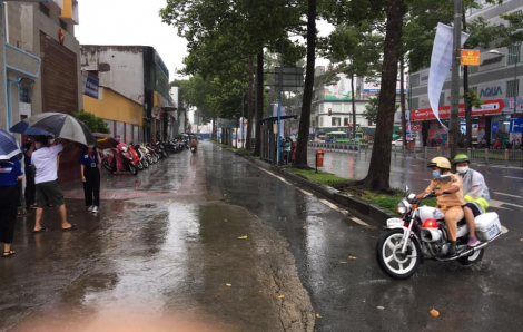 CSGT nhường áo mưa, dùng xe đặc chủng chở thí sinh đến điểm thi