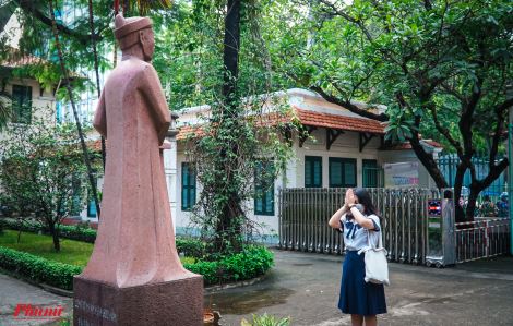 Cúi mình trước tượng nhà bác học Lê Quý Đôn trong kỳ thi quan trọng
