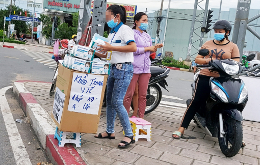 Hết sốt ảo, khẩu trang rầm rộ xuống đường