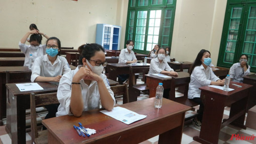 Thí sinh Hà Nội vẫn đeo khẩu trang trong phòng thi