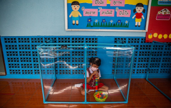 Học sinh Thái Lan được cách ly trong lồng nhựa giữa dịch COVID-19