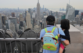 Số trẻ em Mỹ mắc COVID-19 tăng đột biến