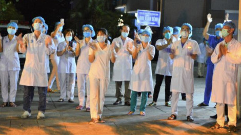 Bệnh viện thứ 2 ở Đà Nẵng dỡ phong tỏa trong niềm vui vỡ òa