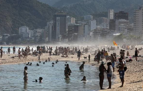 Brazil đối phó ra sao với những kẻ tắm biển bất chấp đại dịch?