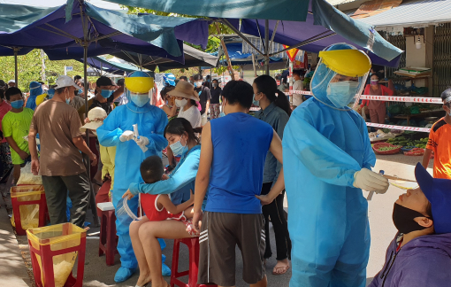 Đà Nẵng khẩn cấp đóng cửa chợ Nại Hiên Đông vì có 3 người mắc COVID-19 vào mua bán