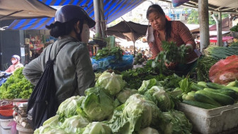 Tiểu thương chật vật giữ khách, siêu thị đồng loạt giảm giá