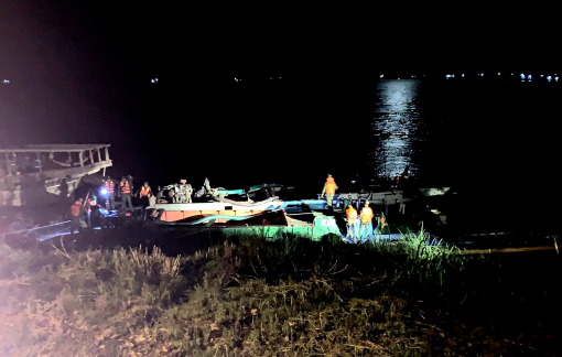 Bắt 2 người ''trộm'' cát khuya trên sông Tiền