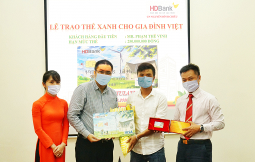 HDBank trao “Thẻ xanh cho gia đình Việt” cho khách hàng đầu tiên