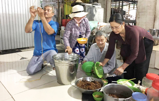 Một phụ nữ cưu mang hàng trăm người già gần đất xa trời