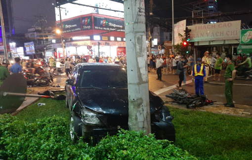 TPHCM: Ô tô tông hàng loạt xe máy dừng đèn đỏ, nhiều người bị thương