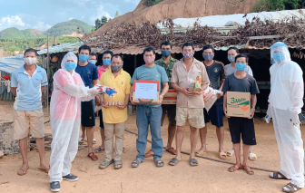 Gói mì, cân gạo làm ấm lòng công nhân đang “cầm cự” giữa lán trại tạm bợ