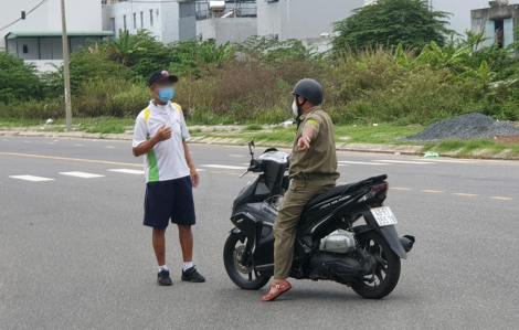 15 người đi bộ, đạp xe nơi công cộng, 10 người bị phạt, 5 người bị nhắc nhở vì có hoàn cảnh khó khăn