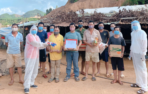 Gói mì, cân gạo làm ấm lòng công nhân đang “cầm cự” giữa lán trại tạm bợ