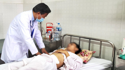 Bị đuổi việc vì 25 năm đi đại tiện bằng đường tiểu