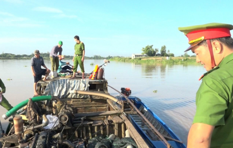 Liên tiếp bắt 4 ghe khai thác cát trái phép ở đầu nguồn sông Cửu Long