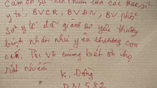 Xúc động lá thư viết trên bìa carton gửi bác sĩ của bệnh nhân COVID-19 nguy kịch được "hồi sinh"