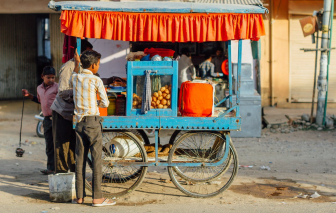 Đến bao giờ long đong thôi đeo bám những gánh hàng rong?