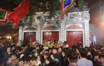 Hà Nội có thể đóng cửa Phủ Tây Hồ vì người đến lễ quá đông