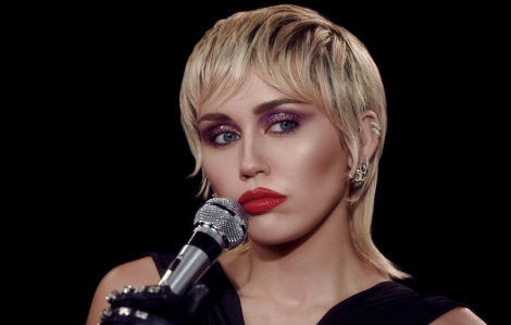Miley Cyrus hồi sinh phong cách thời trang Disco của những năm 70
