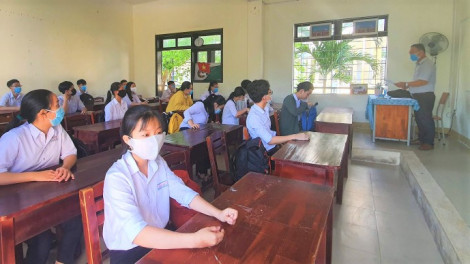 Thầy giáo nhiễm COVID-19 ở Quảng Nam vẫn coi thi: Không khai báo hay kiểm soát kém?