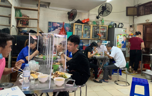 Hàng quán Hà Nội lắp vách ngăn thực hiện giãn cách, phòng chống COVID-19