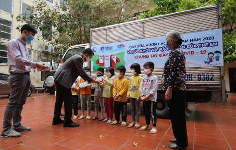 “Để mọi trẻ em được uống sữa mỗi ngày” và hành trình xuyên mùa dịch của Quỹ sữa Vươn cao Việt Nam năm thứ 13