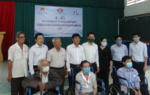 Quỹ Lawrence S. Ting trao tặng 230 chiếc xe lăn, xe lắc tình thương cho người khuyết tật