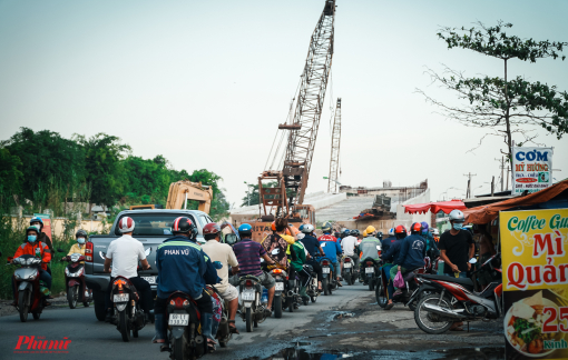 Những cây cầu xây mãi không xong!