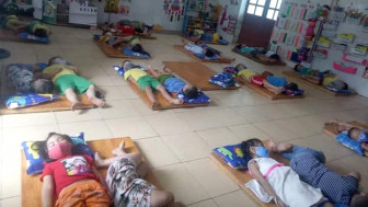 Ngủ trưa ở trường, học sinh có cần đeo khẩu trang?