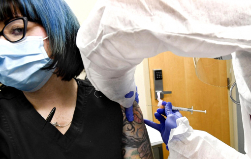 Các nước ráo riết “chạy đua” sản xuất vắc-xin COVID-19