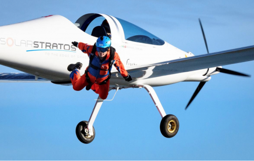Cú nhảy dù đầu tiên trên thế giới từ máy bay chạy bằng năng lượng mặt trời