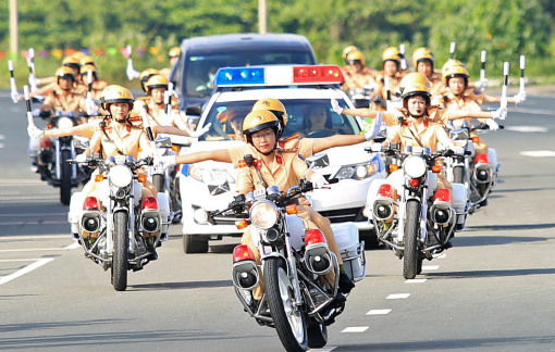 Nữ cảnh sát giao thông lái mô tô dẫn đoàn