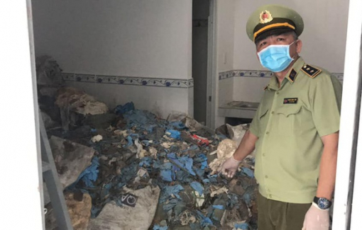 Phát hiện 21 tấn găng tay y tế đã qua sử dụng trong 20 phòng trọ