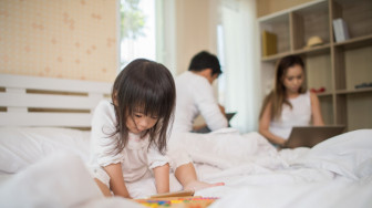 Bị vợ cấm vận giường chiếu vì làm con giật mình