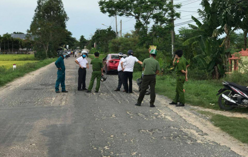 Đống rác đang cháy bên đường bất ngờ phát nổ khiến người chạy xe máy ngang qua tử vong