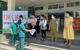Một cô giáo cùng 3 bệnh nhân khác được chữa khỏi COVID-19, xuất viện về nhà