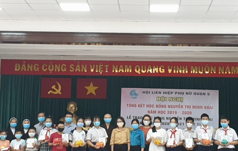 Trao học bổng và hướng dẫn kỹ năng để trẻ tự bảo vệ