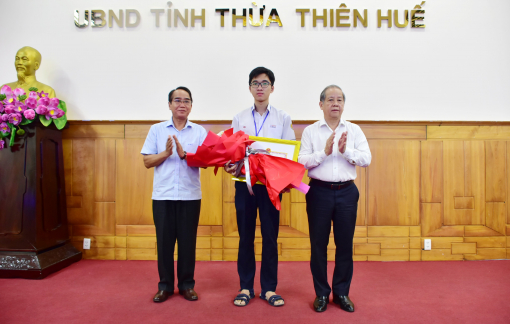 Tặng thưởng 60 triệu đồng cho học sinh đoạt huy chương vàng Olympic Sinh học