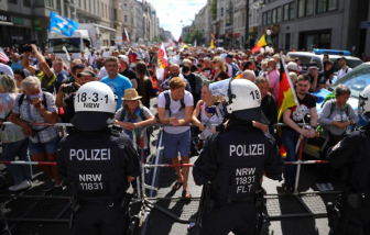 Hàng ngàn người biểu tình tại châu Âu bất chấp dịch COVID-19 tái bùng phát mạnh