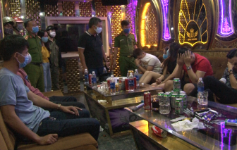 Bất chấp dịch bệnh, hàng chục thanh niên lén lút “bay lắc” ở quán karaoke
