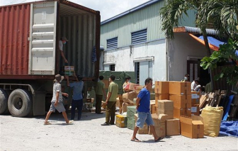 Triệt phá kho hàng lậu lớn, lộ nhiều hàng Trung Quốc