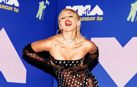 Miley Cyrus mặc hở táo bạo, tạo dáng phản cảm tại thảm đỏ MTV VMAs 2020