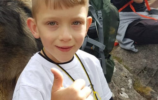 Bé trai bại não 7 tuổi thách thức số phận