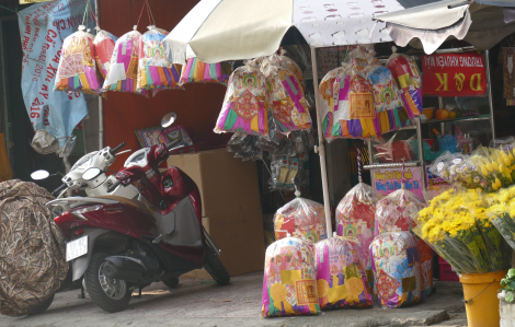 Chợ vàng mã lớn nhất Sài Gòn đìu hiu ngày cúng cô hồn