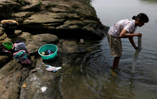 COVID-19 gây ô nhiễm rác thải y tế sông ngòi ở Indonesia