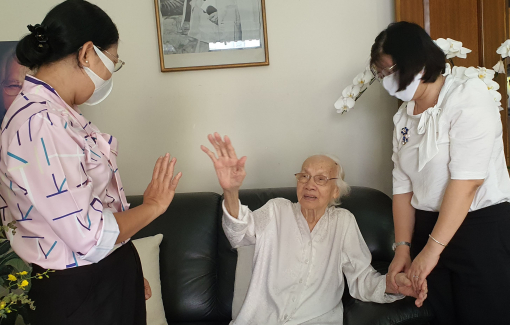 Hội LHPN TP.HCM thắp hương cố Tổng Bí thư Nguyễn Văn Linh, thăm bà Ngô Thị Huệ